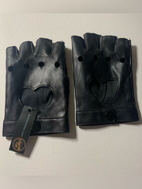 Fingerless faux leather heart gloves